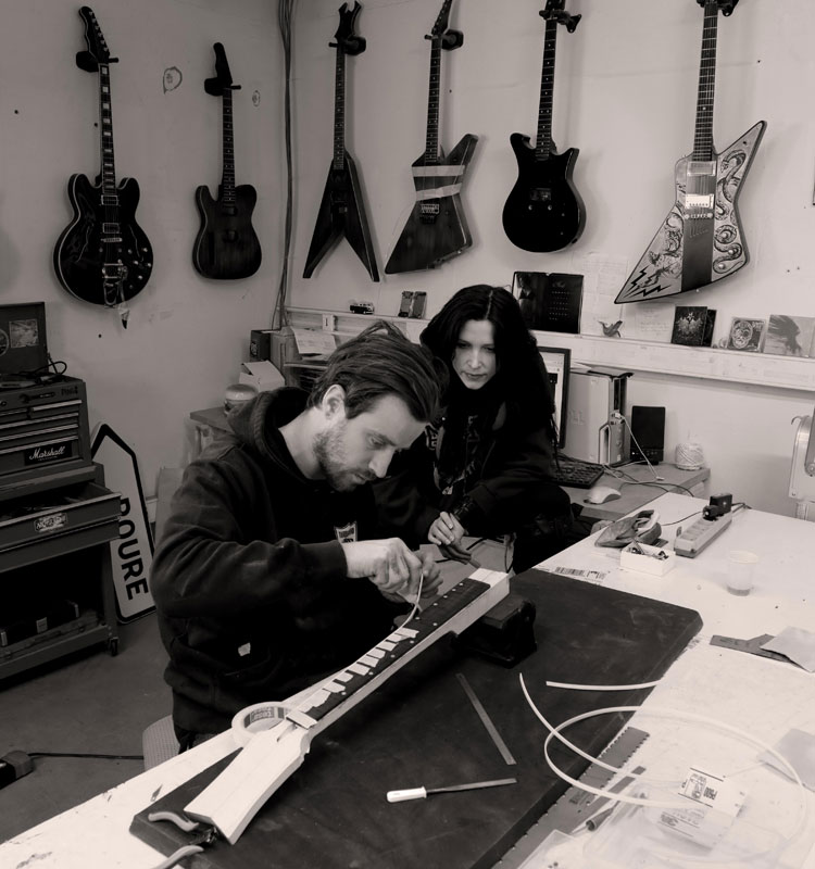 Louve fabrique elle même sa guitare : Julien, apprenant à Louve à faire un binding